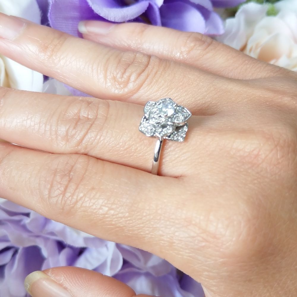 💎NEW💎 WHITE GOLD PLATED CAMILLIA RING - Picture 2 of 9
